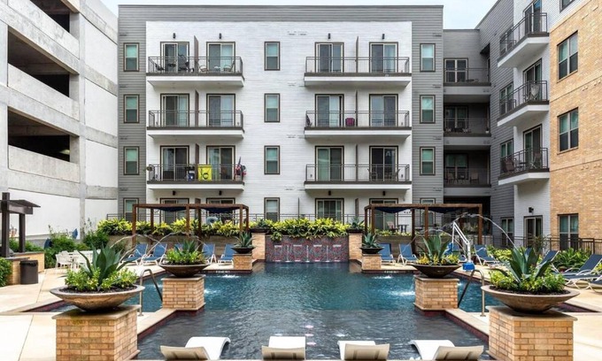 Downtown San Antonio House | BLACK SWAN - Rivera on Broadway - Free Parking