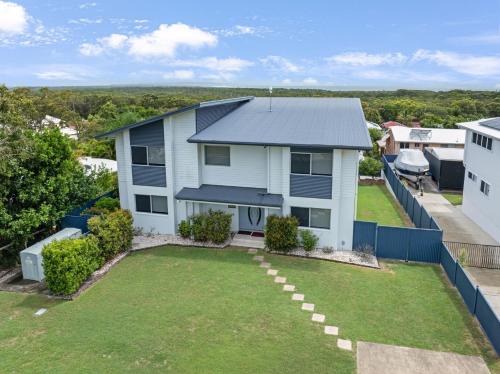Rainbow Beach House | Blacklaw's Retreat - Rainbow Beach Views. Spacious. Fenced Yard.