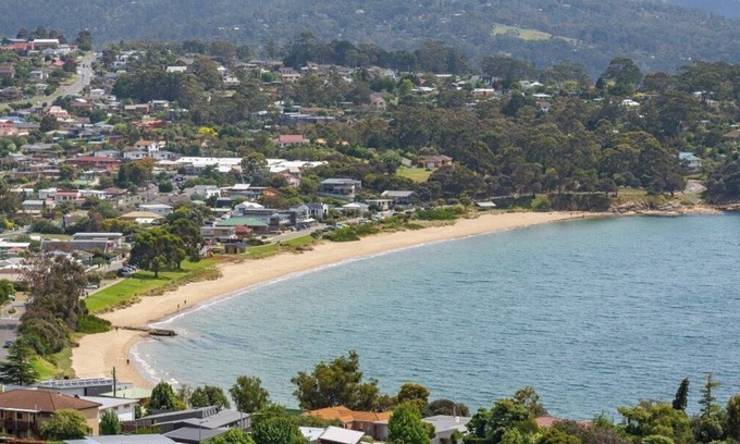 Blackmans Bay House | Blackmans Bay Beautiful Ocean Views