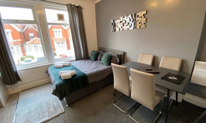 Blackpool Apartment | Blackpool Abode - Family room 124 Elite Apartments