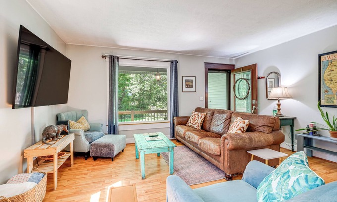Blacksburg House | Blacksburg Hideaway w/Hot Tub ~ 5 Mi to Campus!