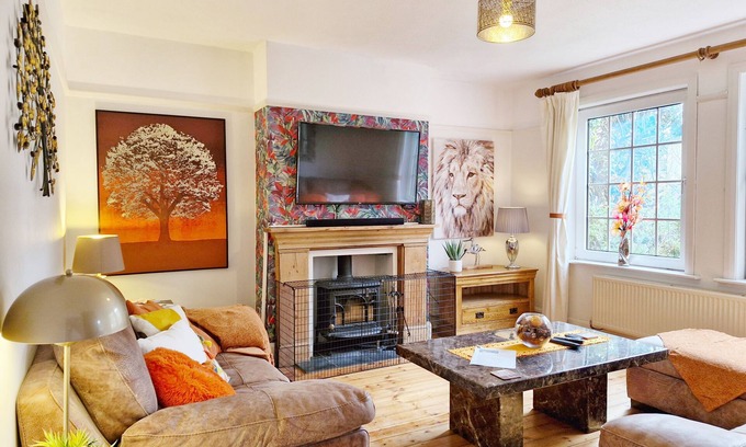 Bosham Cottage | Blacksmiths Cottage - a cottage that sleeps 10 guests in 4 bedrooms
