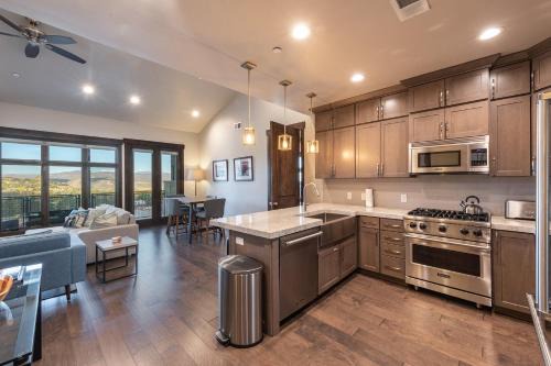 Park City House | Blackstone Luxury 2br, Walk to Skiing at Cabriolet, Mountain View, Shared Pool and Hot tub, Gym
