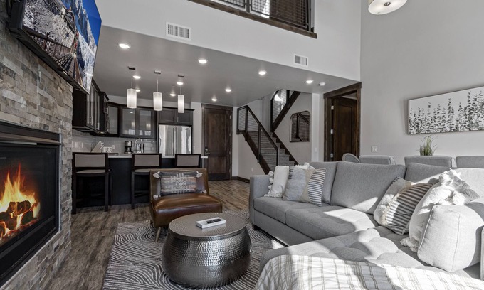 Park City Condo | Blackstone Luxury 3br, Walk to Skiing at Cabriolet, Shared Pool and Hot tub, Gym