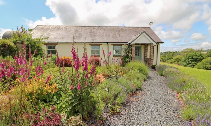 Carmarthen Cottage | BLAENFFYNNON BACH, pet friendly, country holiday cottage in Crymych