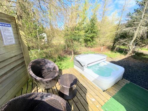 Kelty Cabin | Blair Tiny House with Private Hot Tub - Fife - Loch Leven - Lomond Hills