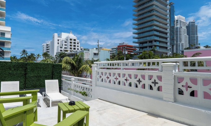 South of Fifth Apartment | Blanc Kara - Adults Only