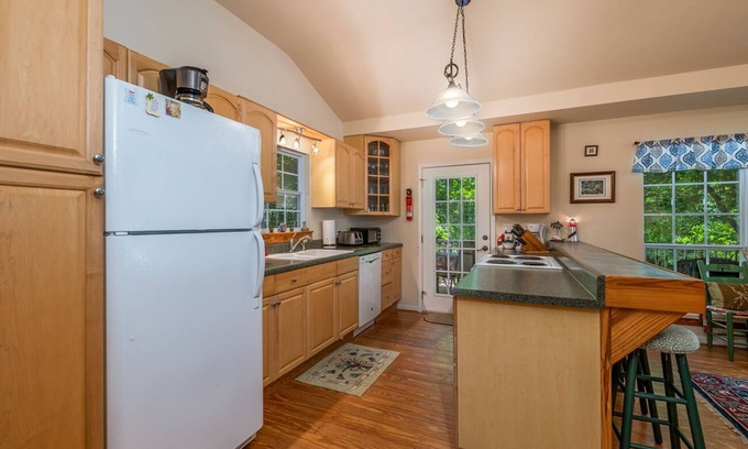 Lake Lure House | Blarney Stone Cottage: Lakefront Cottage with Private Dock & Hot Tub