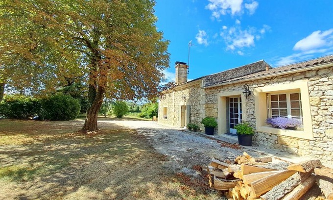 Les Salles-De-Castillon Bed & Breakfast | Bleu Raisin