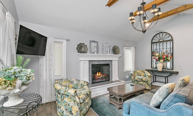 Batavia House | Bliss in Batavia near the Fox River