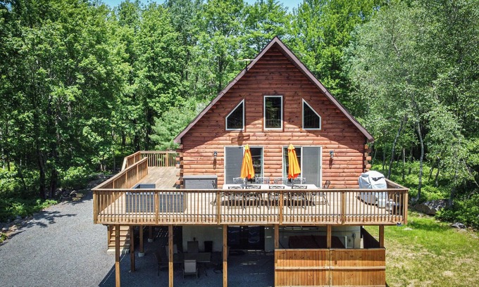 Briar Crest Woods House | BLISS ~Log Chalet ~6BEDROOMS ~4 BA~GAMEROOMS ~HOT TUB~5 MIN. TO SLOPES
