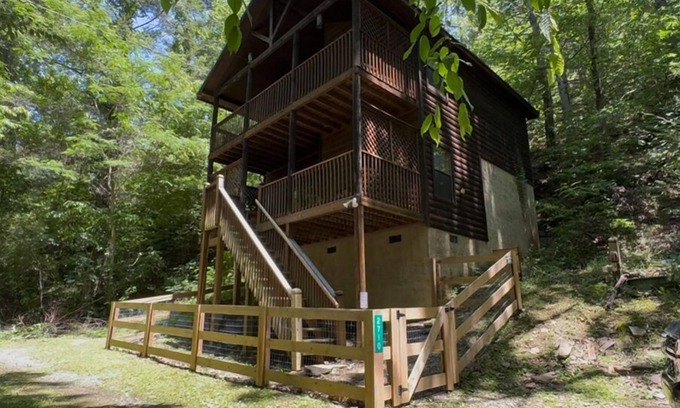Gatlinburg - Pigeon Forge Cabin | Blissful Tranquility-Small Fenced Yard-No Steep Roads-Close to PForge- Sleeps 6