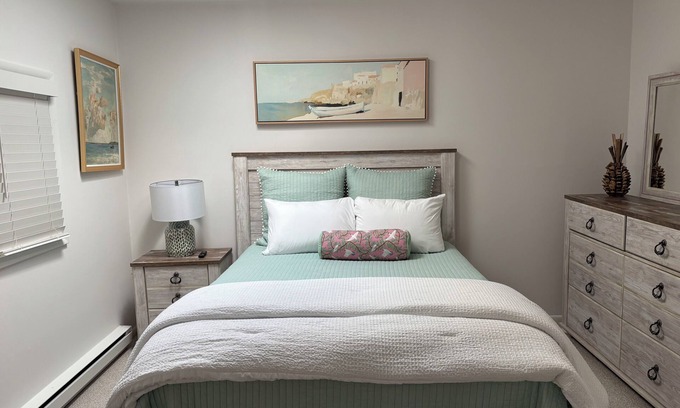 South End Condo | Block from the beach, Sleeps 4/5, family friendly condo in enchanting Ocean City