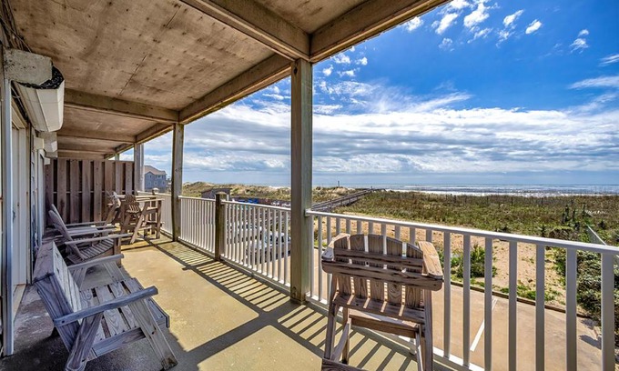 Hatteras Apartment | Blockade Runner 852 #111DS-H