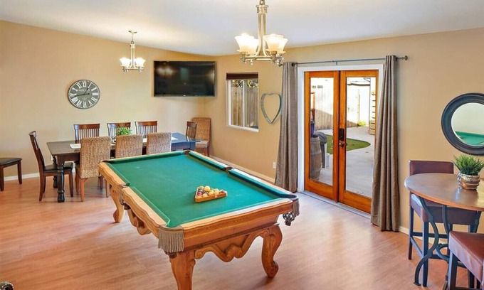 Paso Robles House | Blocks to town, wineries & tons of fun!