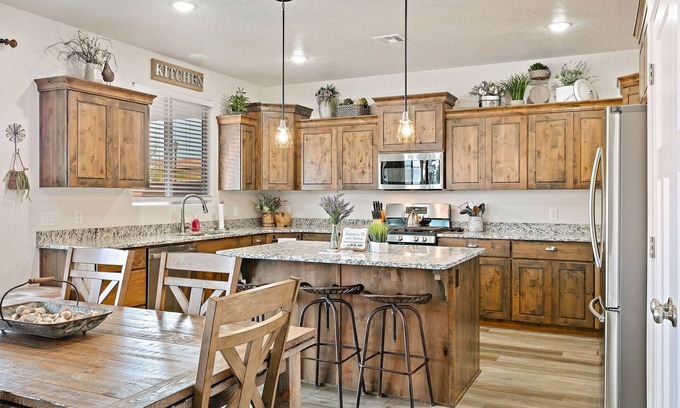 Sienna Hills House | Blooming Cactus, 6 Bedroom Home with Foosball and Arcade Game!