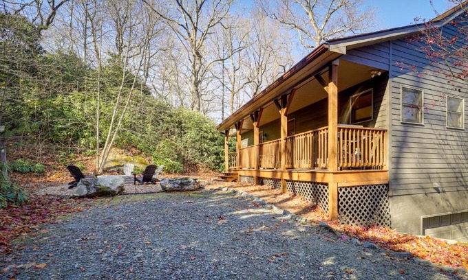 Blowing Rock House | Blowing Rock Escape with Covered Deck and Fire Pit