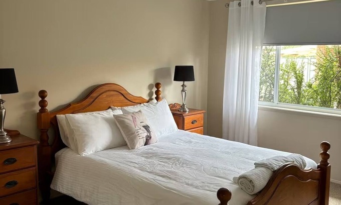 Budgewoi House | BLT 123 - beach lake tavern