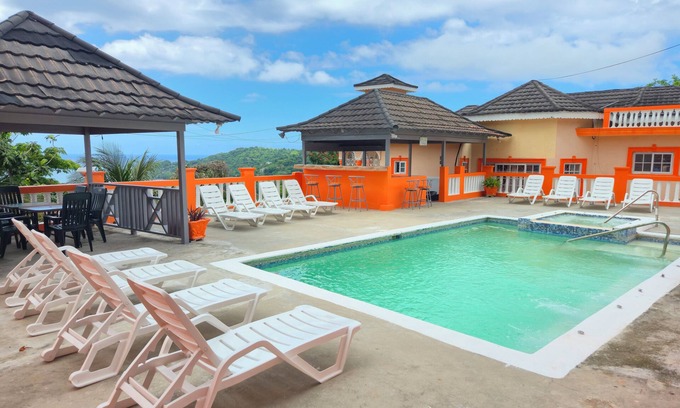 Kew Villa | Blu Turey Villa: 6-Bdrm Paradise & Personal Cook!