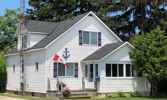 Grand Bend House | Blue Anchor Cottage 2 min walk to GB Strip, Family or Groups, 5 bedroom, Large driveway