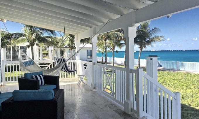 Alice Town House | Blue Beach Front Home at Resort World