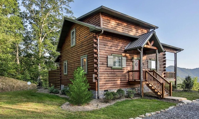 Bryson City Cabin | Blue Bear Cabin Beautiful Mtn views, gated, 2 b/r sleeps 4 Hot tub + loft