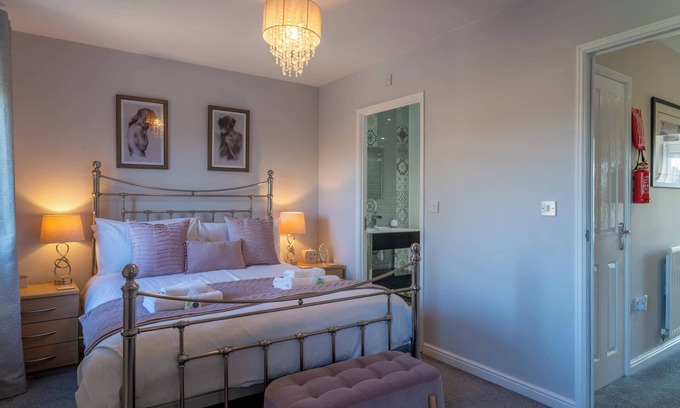 York House | Blue Bridge View – Luxe Riverside + Free Parking
