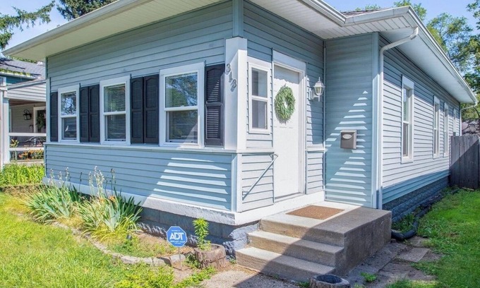 Northshore Triangle House | Blue Bungalow with 2 bedrooms, WiFi, AC in peaceful South Bend