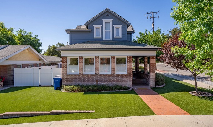 Paso Robles House | Blue Chestnut - Walkable to Downtown/EV Charger/Dog Friendly