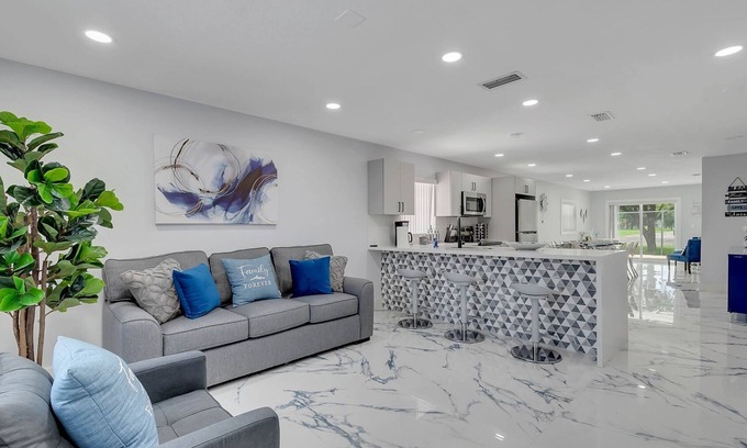 Hialeah House | Blue Diamond - Hialeah w/3 BR & 2 BA