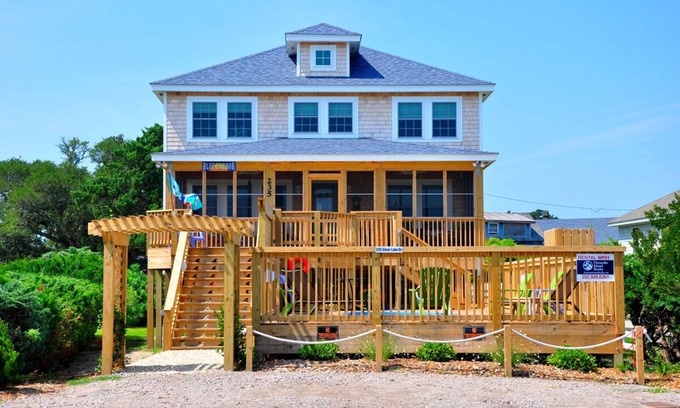 Ocracoke House | Blue Harbor: Large home on Silver Lake Harbor. Pool and Docking