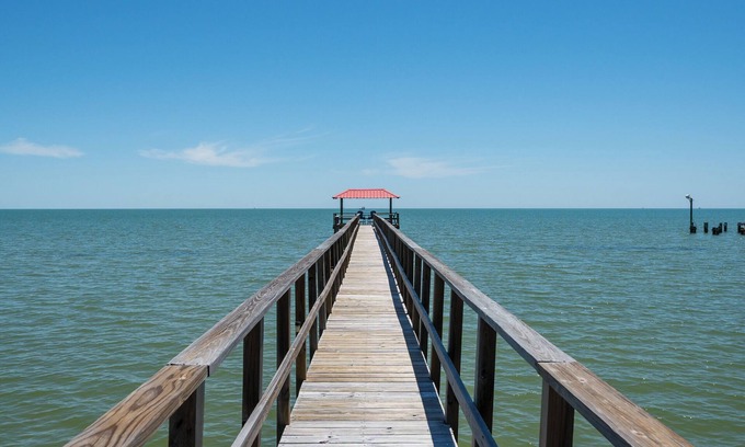 Rockport Apartment | Blue Haven ~Coastal Retreat Studio in Fulton ~ Private Fishing Pier