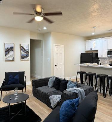 Northside Apartment | Blue Haven Modern 3BR 2BA Near Downtown