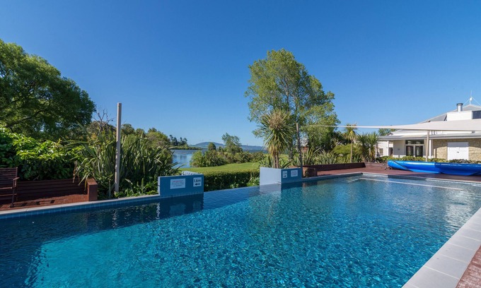 Okere Falls Cottage | Blue Heron Lodge - Hamurana Holiday Home