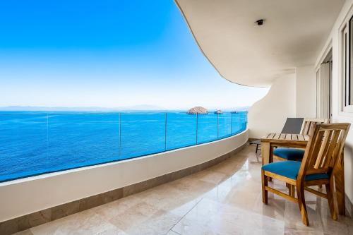 Mismaloya Apartment | Blue Horizon 902 @ Residences