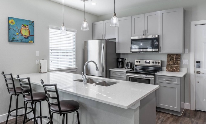 Clear Lake Shores Apartment | Blue Ivory: Neighborly Nest (2D)