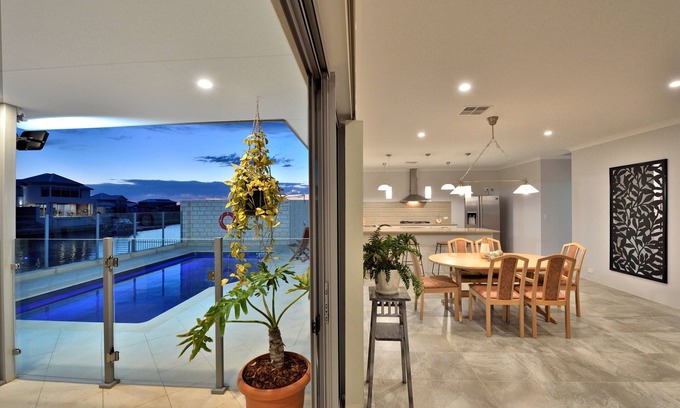 Dudley Park House | Blue Lagoon on Canal