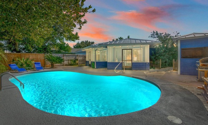 Riviera Beach Cottage | Blue Lagoon: Prvt Htd Pool, Sznl Hot Tub, FREE Daily Activities, Boho Chic Home!