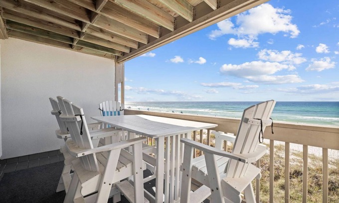 Sunnyside Condo | Blue Marlin by AvantStay | Beachfront w/Views, Pool Access, Beach Chairs