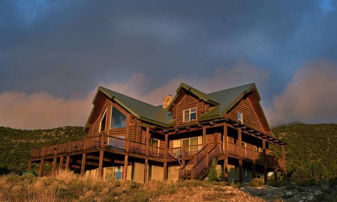Newcastle House | Blue Mountain Ranch: 7 Bedrooms, Sleeps 20