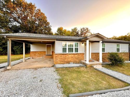 Brownsville House | Blue Oval 10 Min - Country Home 3 Bed 1 Bath-Sleeps 5-6