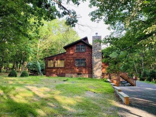 Albrightsville House | Blue Owl Lodge- a uniquely crafted wooden lodge. Breathtaking.