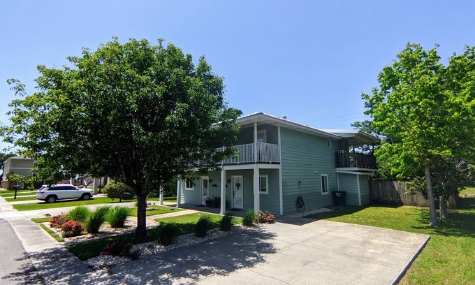 Mississippi City House | *Blue Palm Townhome* w/Gulf view/Walk to beach/seafood