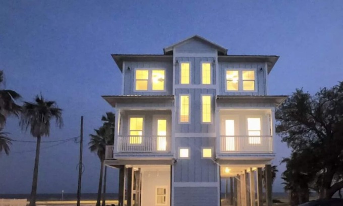 Biloxi House | Blue Pelican 2 Beachfront Vacation Rental Home