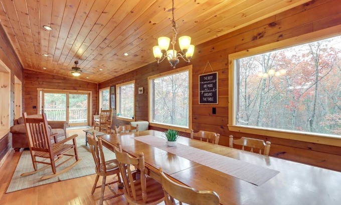 Blue Ridge House | Blue Ridge Cabin with Hot Tub, 5 Mi to Downtown!