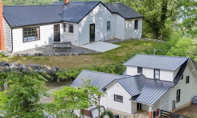 Roanoke House | Blue Ridge Farm: Reunions, Retreats, Weddings