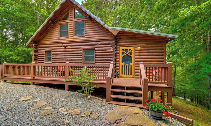 Ridges Over the Lake Cabin | Blue Ridge Log Cabin w/Hot Tub & Game Room!
