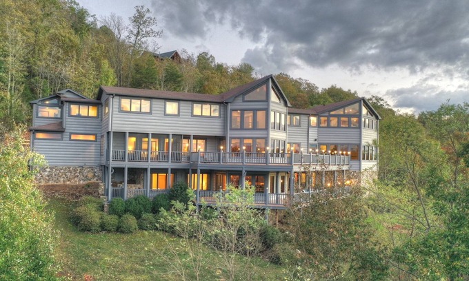 Blue Ridge Cabin | Blue Ridge Luxury Lodge | 9BR | Stunning Views | Ideal for Retreats & Getaways