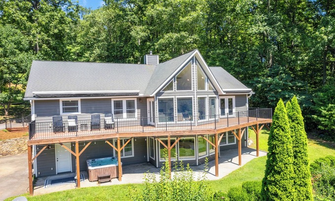 Skyland House | Blue Ridge Main House by AvantStay | Incredible Views, Hot Tub & Large Yard!