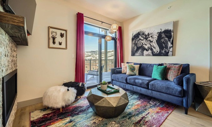 Silverthorne Condo | Blue River Parkway’s Colorful Escape